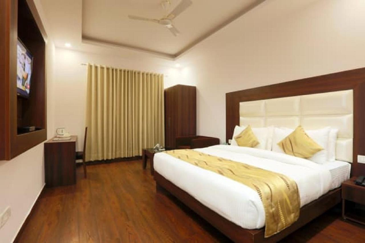 Hotel The Westend Green Nuova Delhi Esterno foto